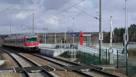 Zug am Bahngleis (© LBV)