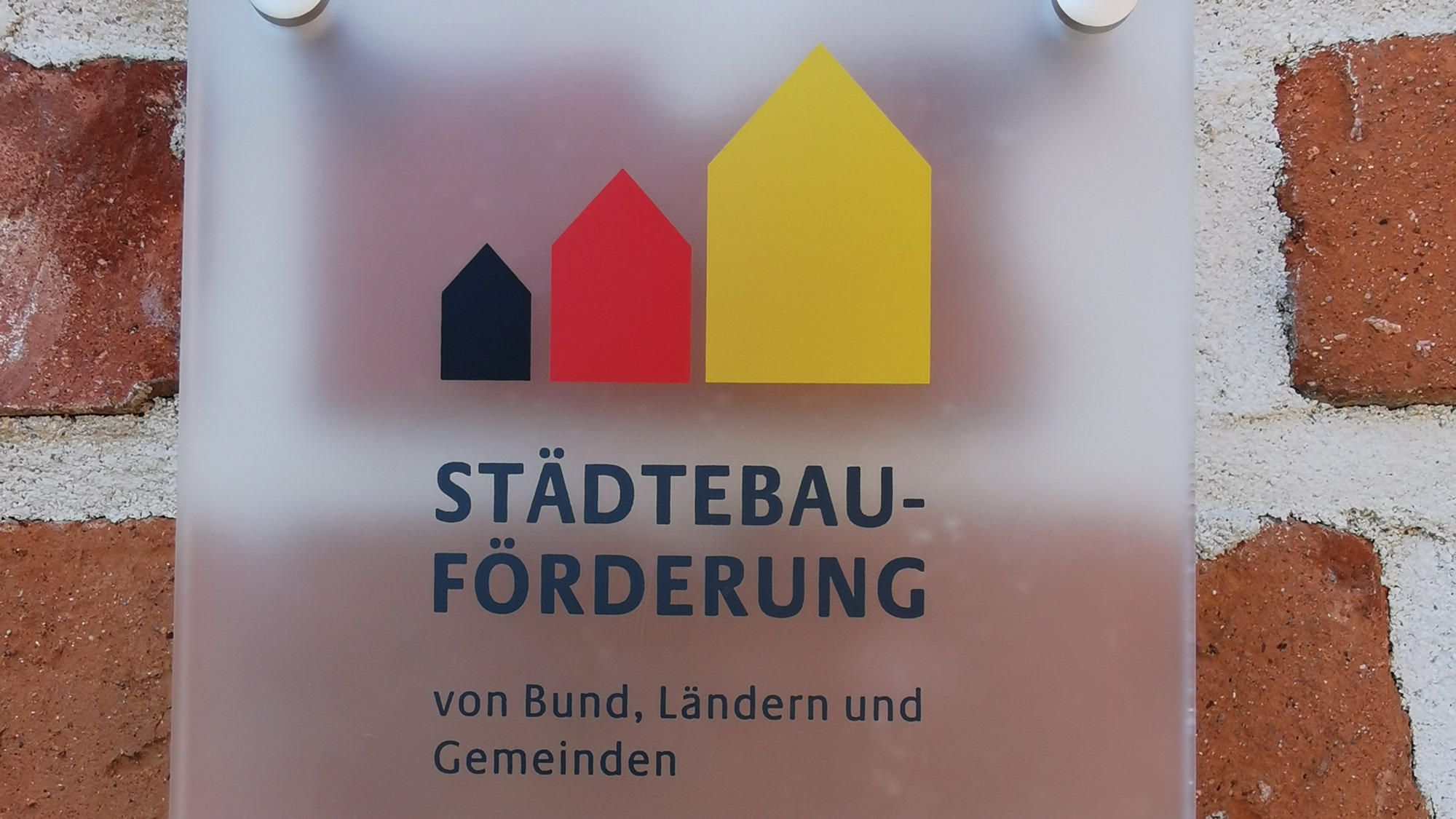 Logo der Städtebauförderung von Bund und Ländern an einem Gebäude (© LBV)