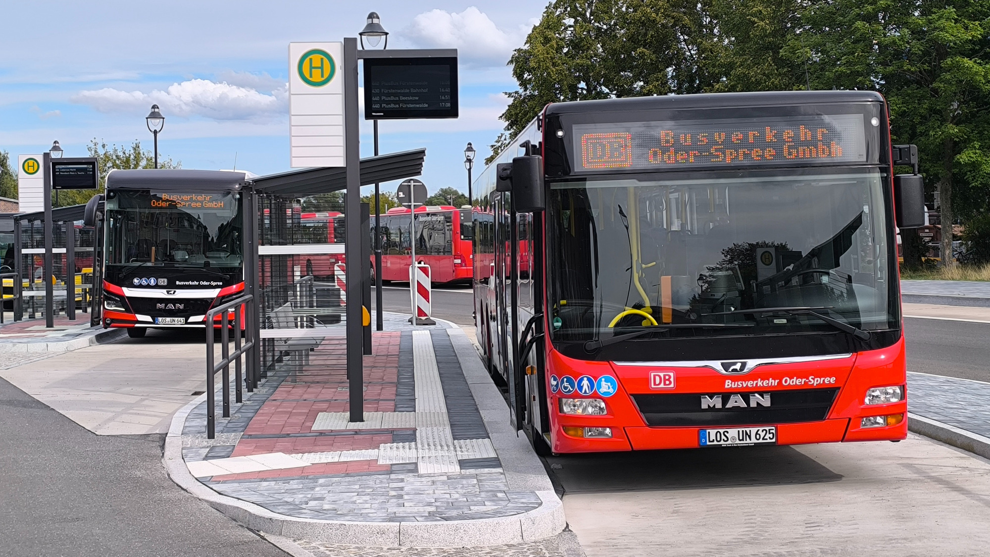 Bussteig am Bahnhofsvorplatz Beeskow (© LBV)