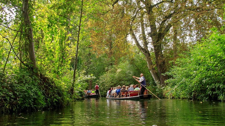 Kahn mit schiffsführer im Spreewald (© (Pixabay))