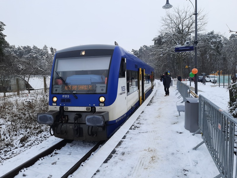 stehender Zug am Bahnhof (© LBV, Carsten Dörnbrack)