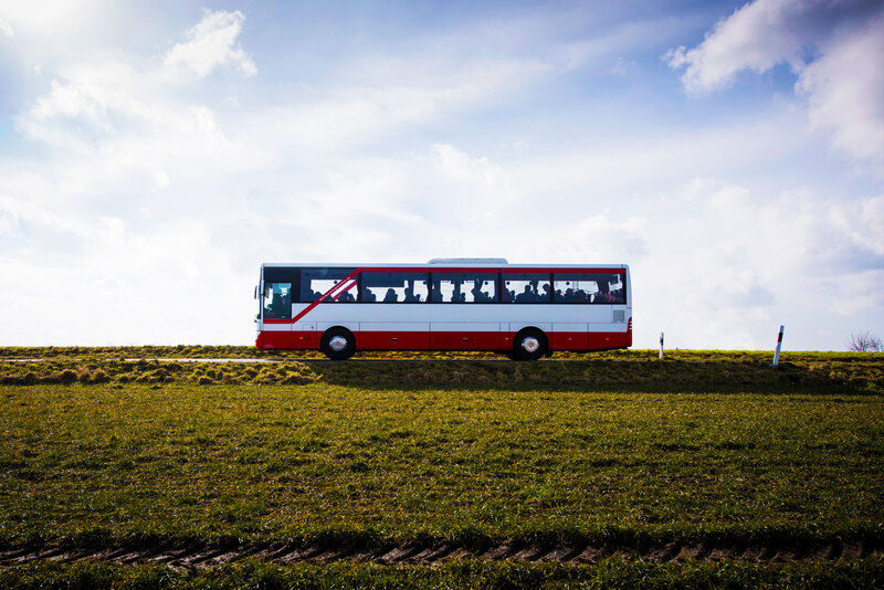 Bus in Landschaft (© Uckermärkische Verkehrsgesellschaft)