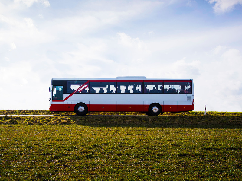 Bus in Landschaft