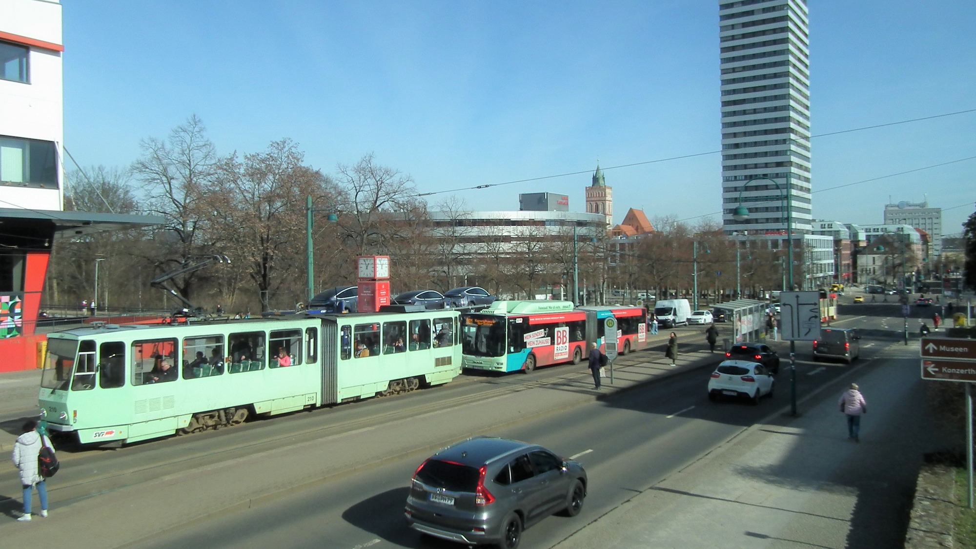 Bus und Bahn in Frankfurt (Oder) (© LBV)