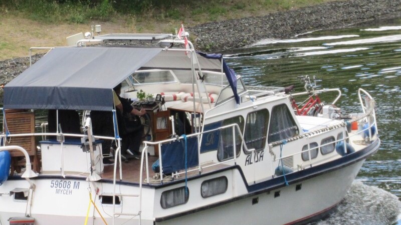 fahrendes Schiff auf dem Wasser