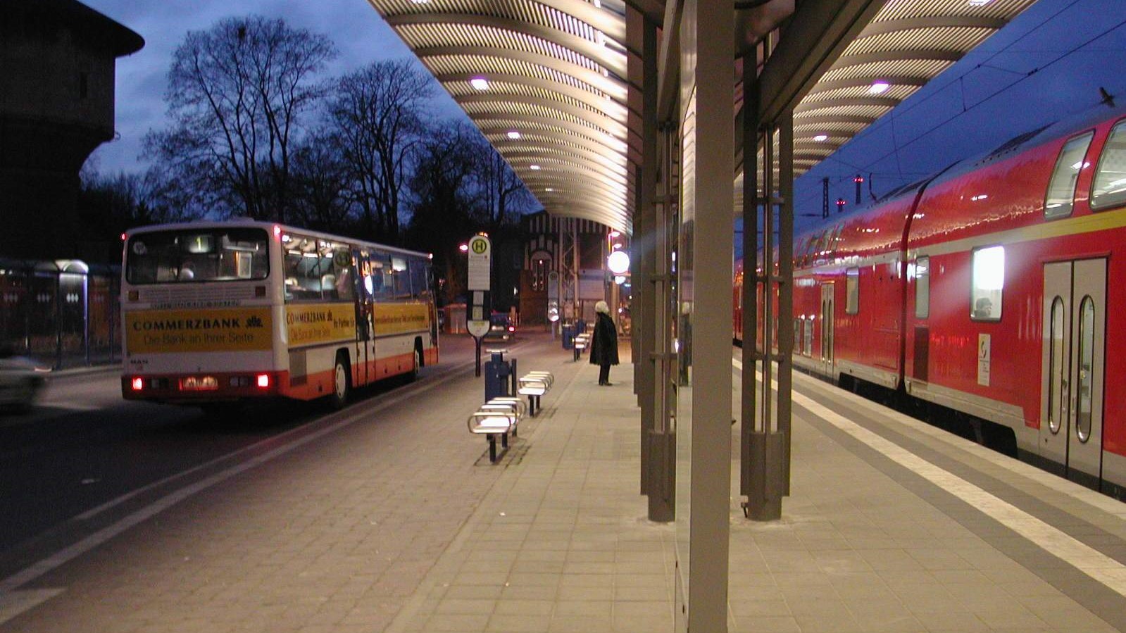 Zug und Bus, Bahnsteig in der Mitte