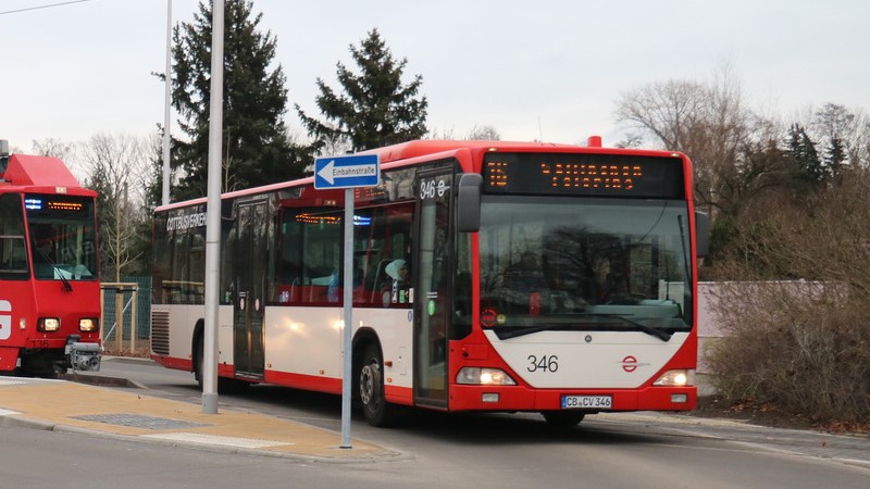 Bus an der Haltestelle und Straßenbahn 