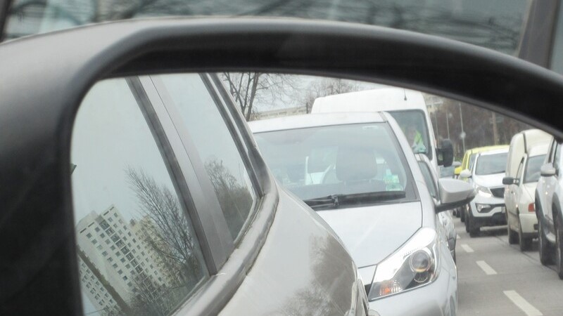 Blick im Außenspiegel eines Pkw auf andere Autos