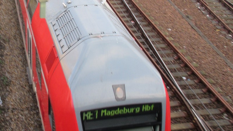 roter Regionalzug auf Gleisen