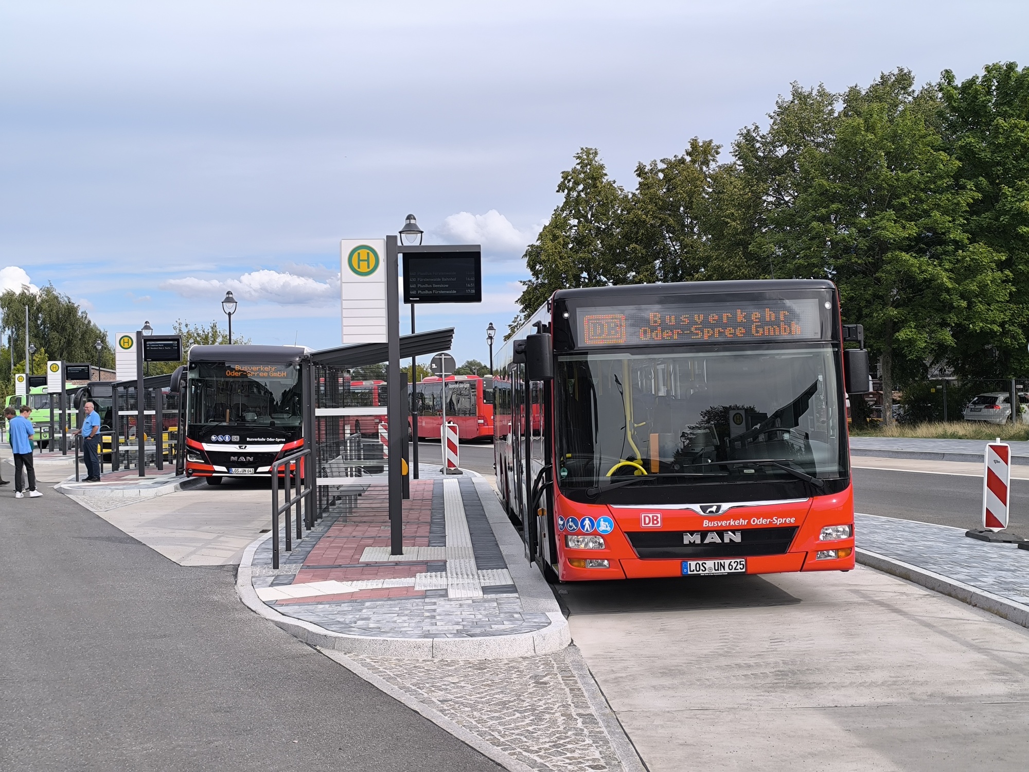 Bus und Bushaltestalle am Bahnhof in Beeskow