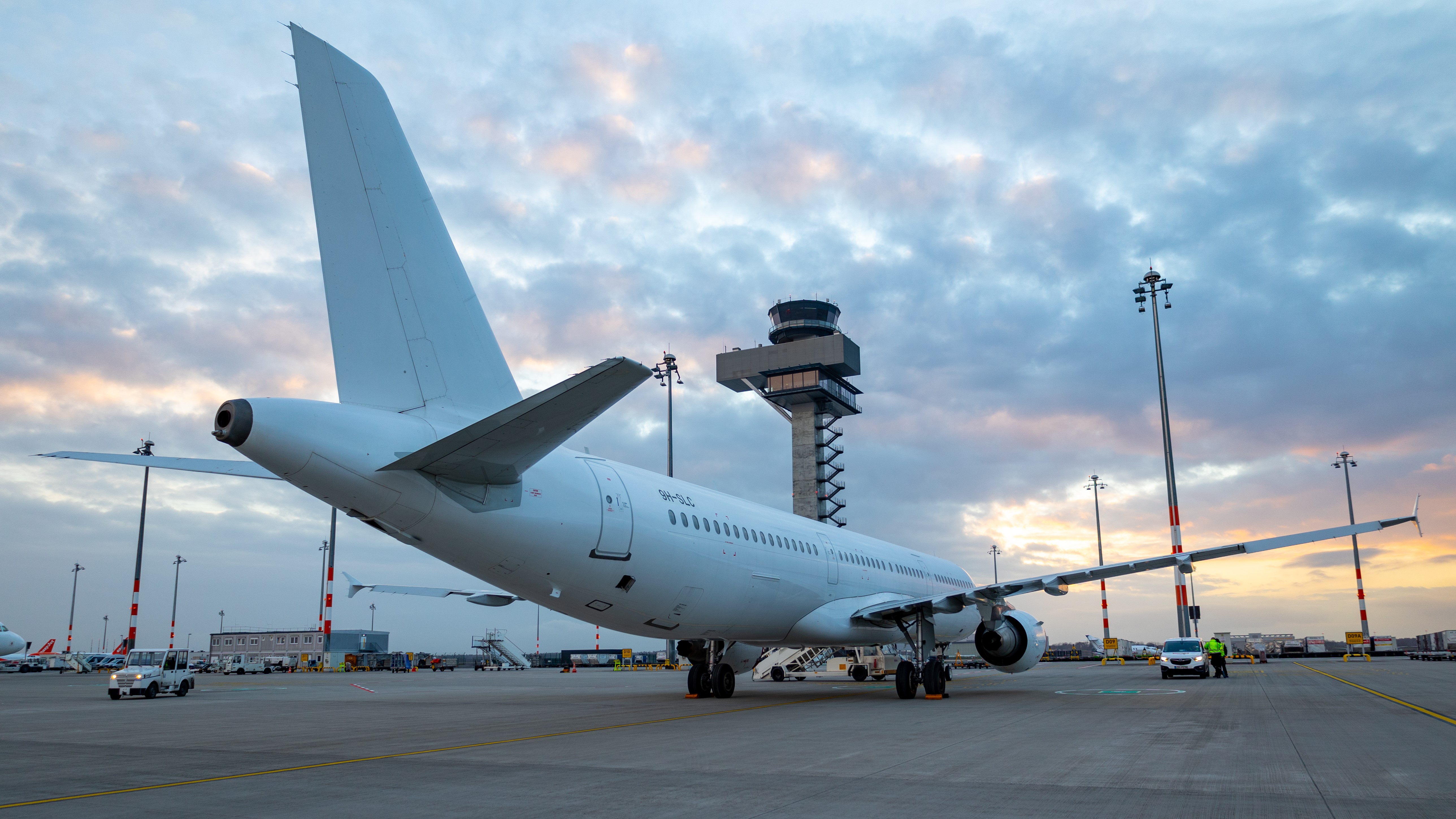 Bild: Blick auf Tower und Flugzeug
