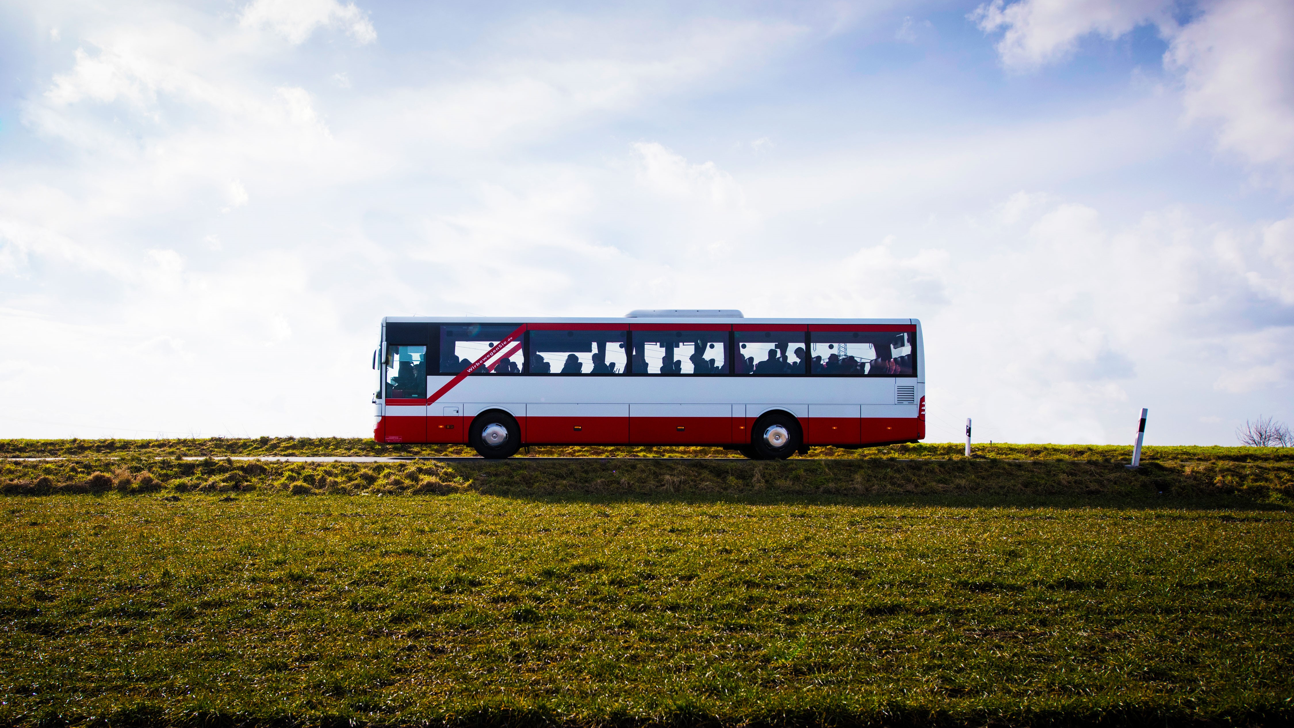 Bus fahrend hinter einem Feld