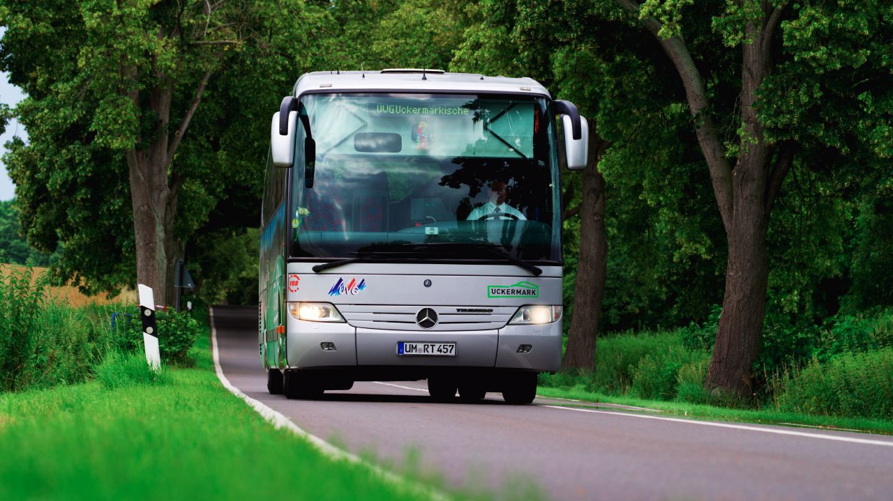 silbergrauer Linienbus auf der Landstraße
