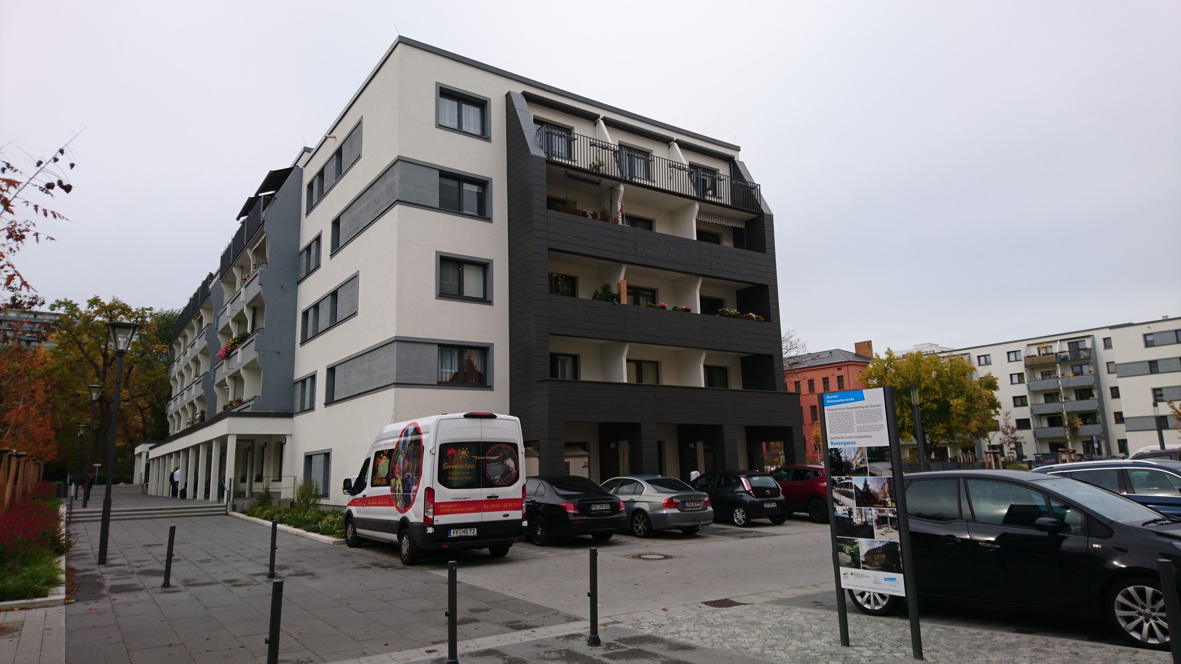 Wohnhaus mit parkenden Autos davor