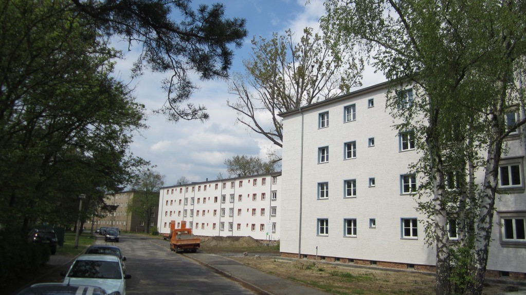 Wohnblock mit parkenden Autos davor