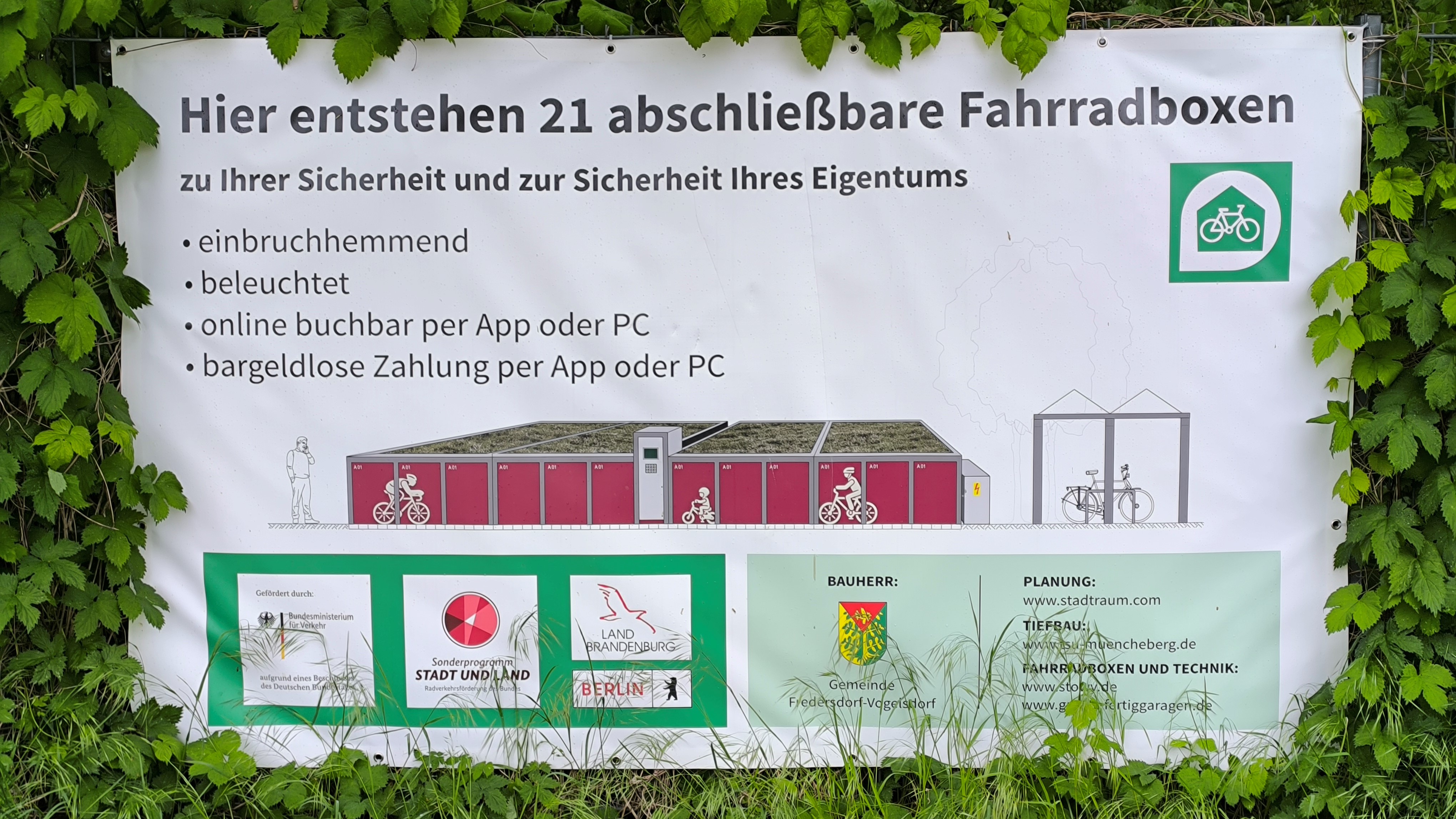 Bild: Hinweisschild für Fahrradparken am Bahnhof Fredersdorf während der Bauphase