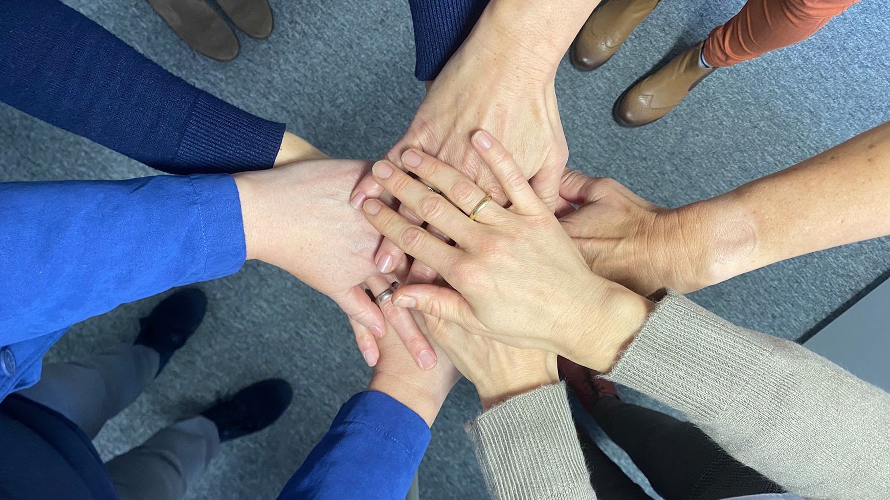 mehrere aufeinandergeschlagende Hände