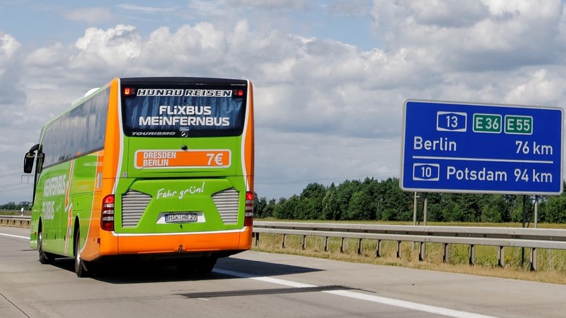 Reisebus auf der Autobahn