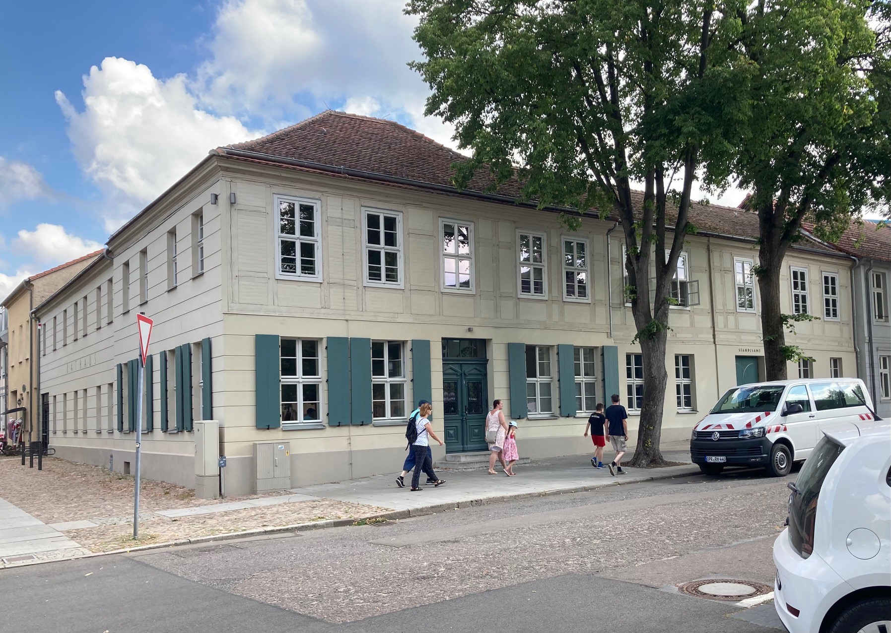Sie sehen ein Gebäude in der Seestraße 9 bis 10 in Rheinsberg