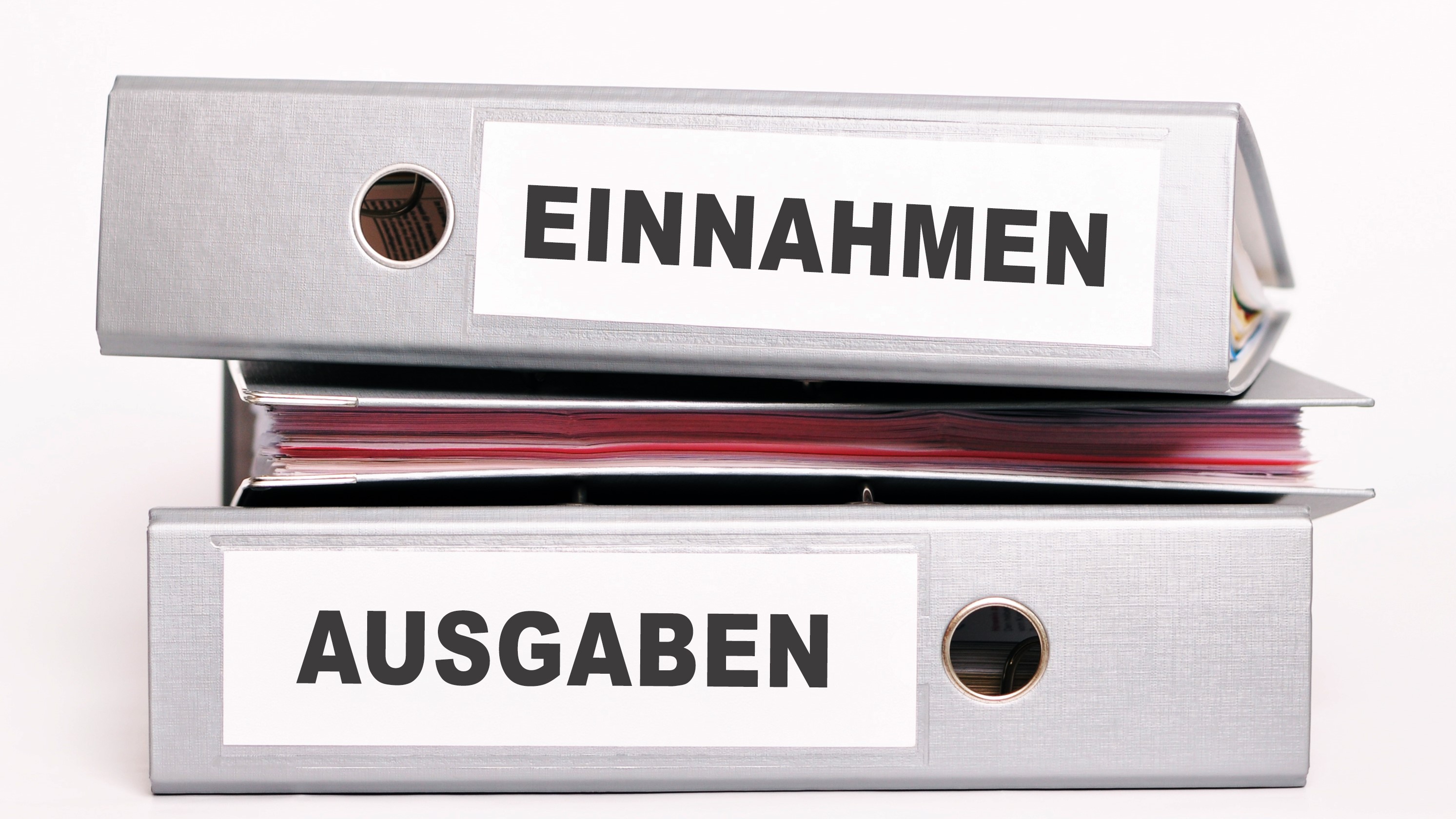 Drei Aktenordner mit der Aufschrift Einnahmen und Ausgaben