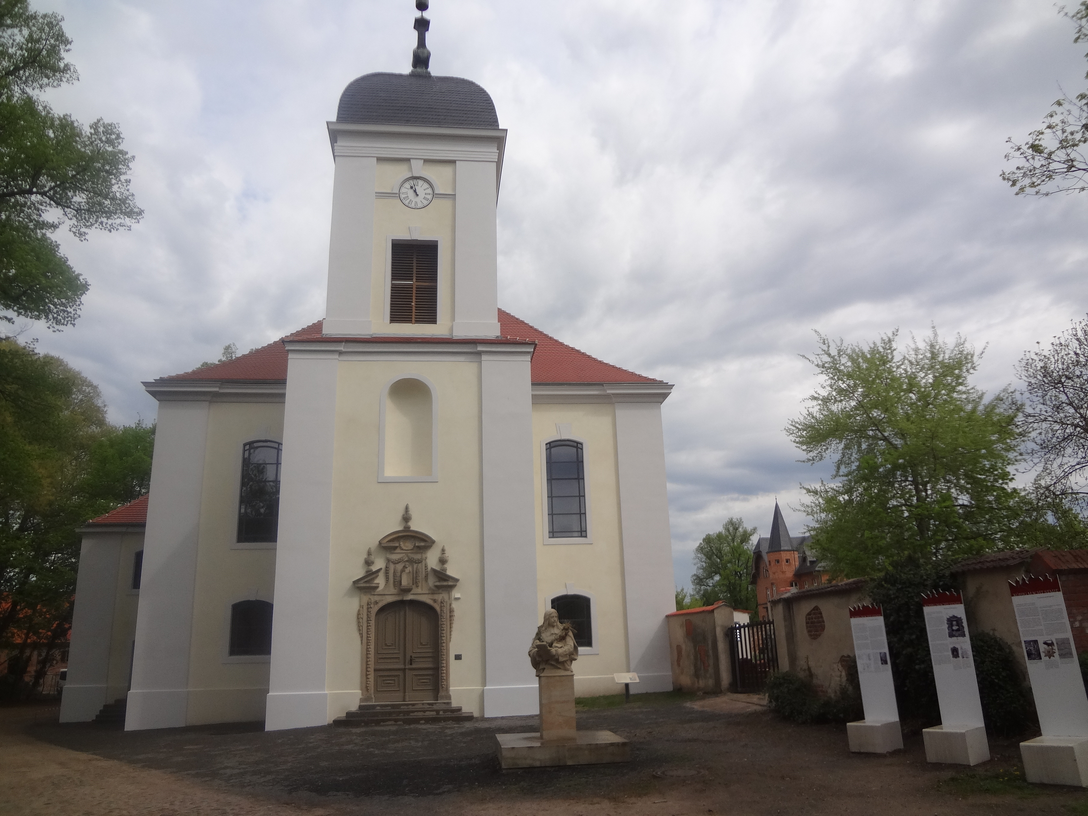 Sie sehen die Schlosskirche nach der Sanierung in Altlandsberg