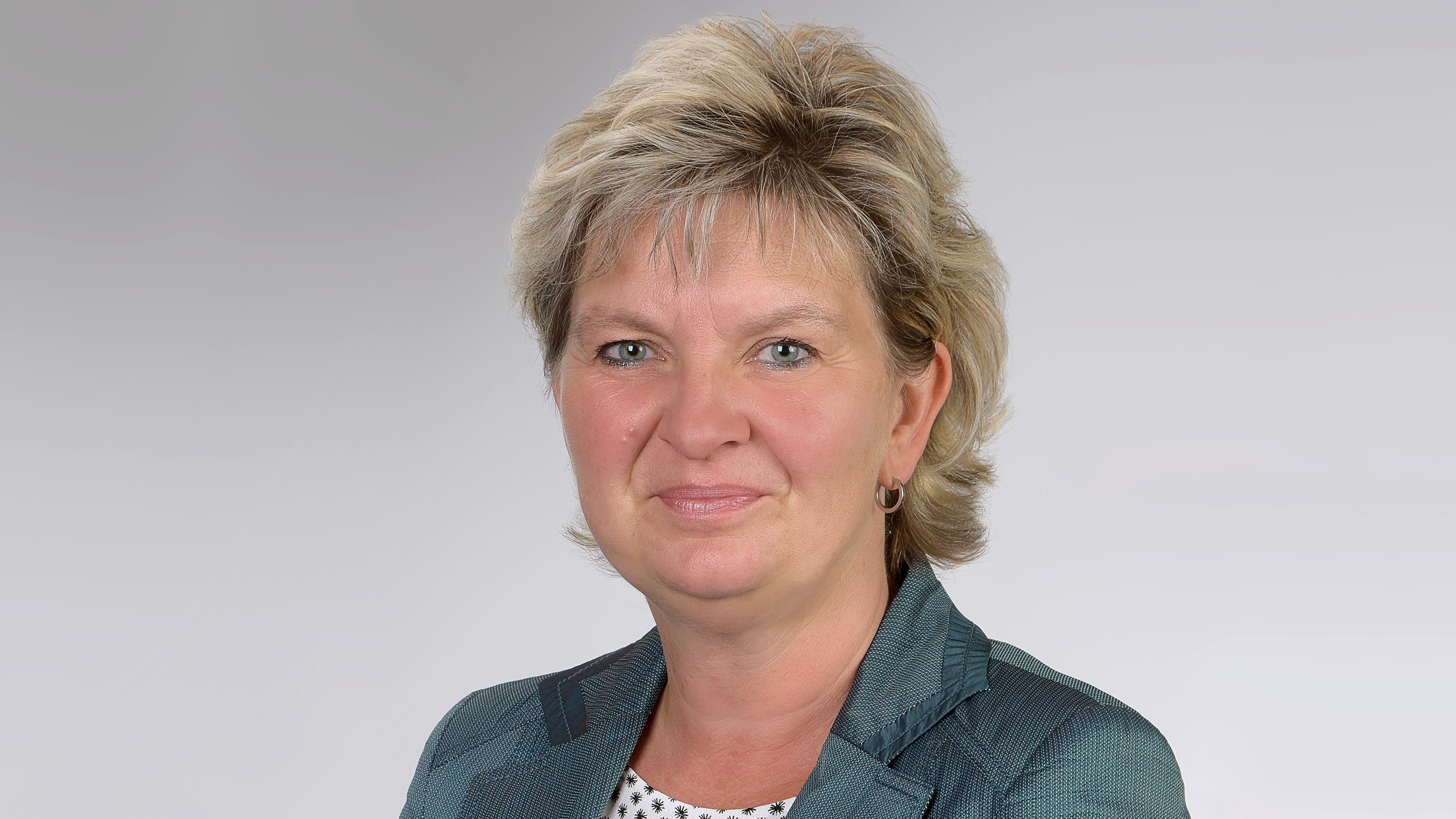 eine Frau mit kurzen blonden Haaren