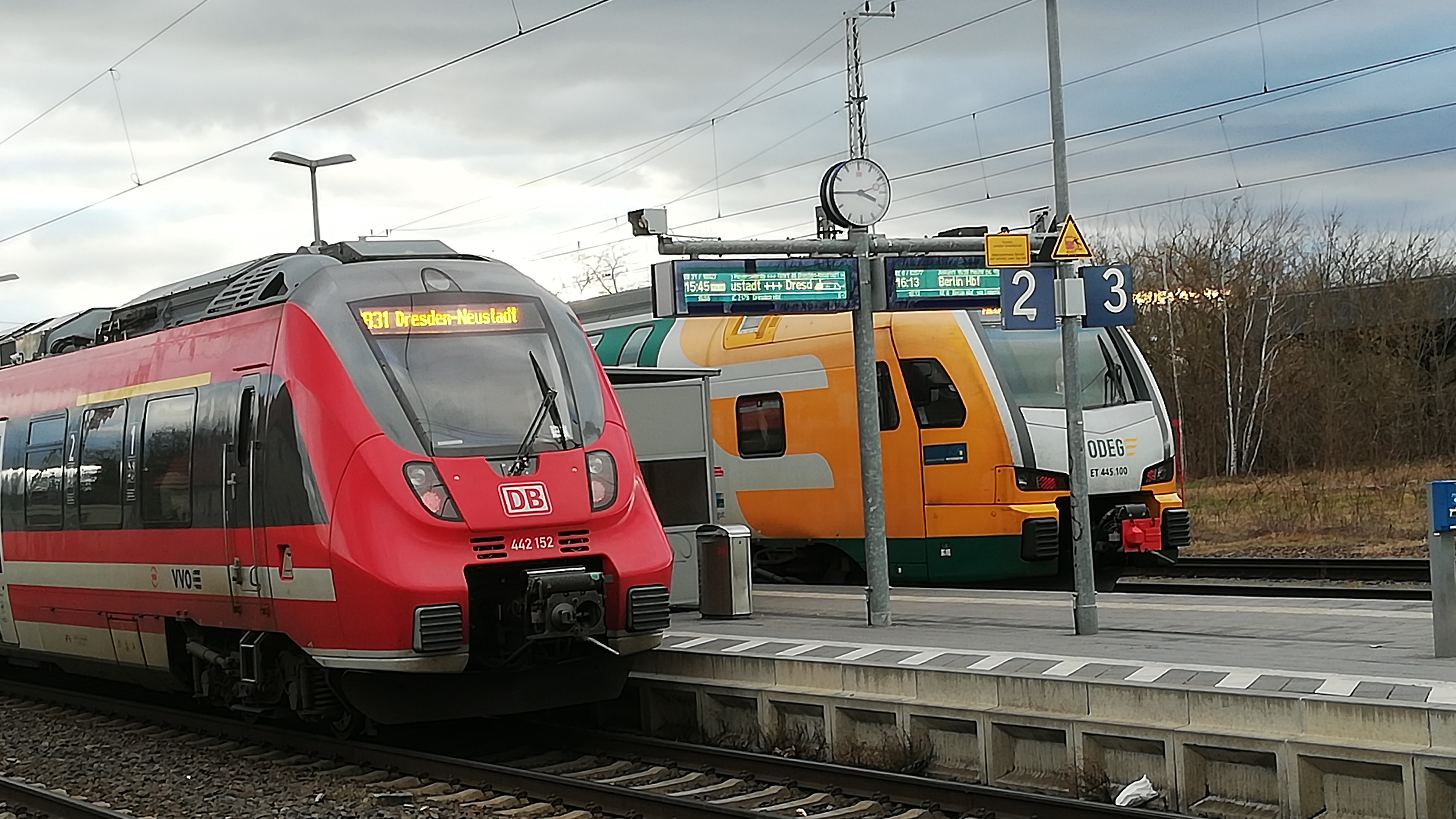 Gleise und Bahnsteig Schienenverkehr