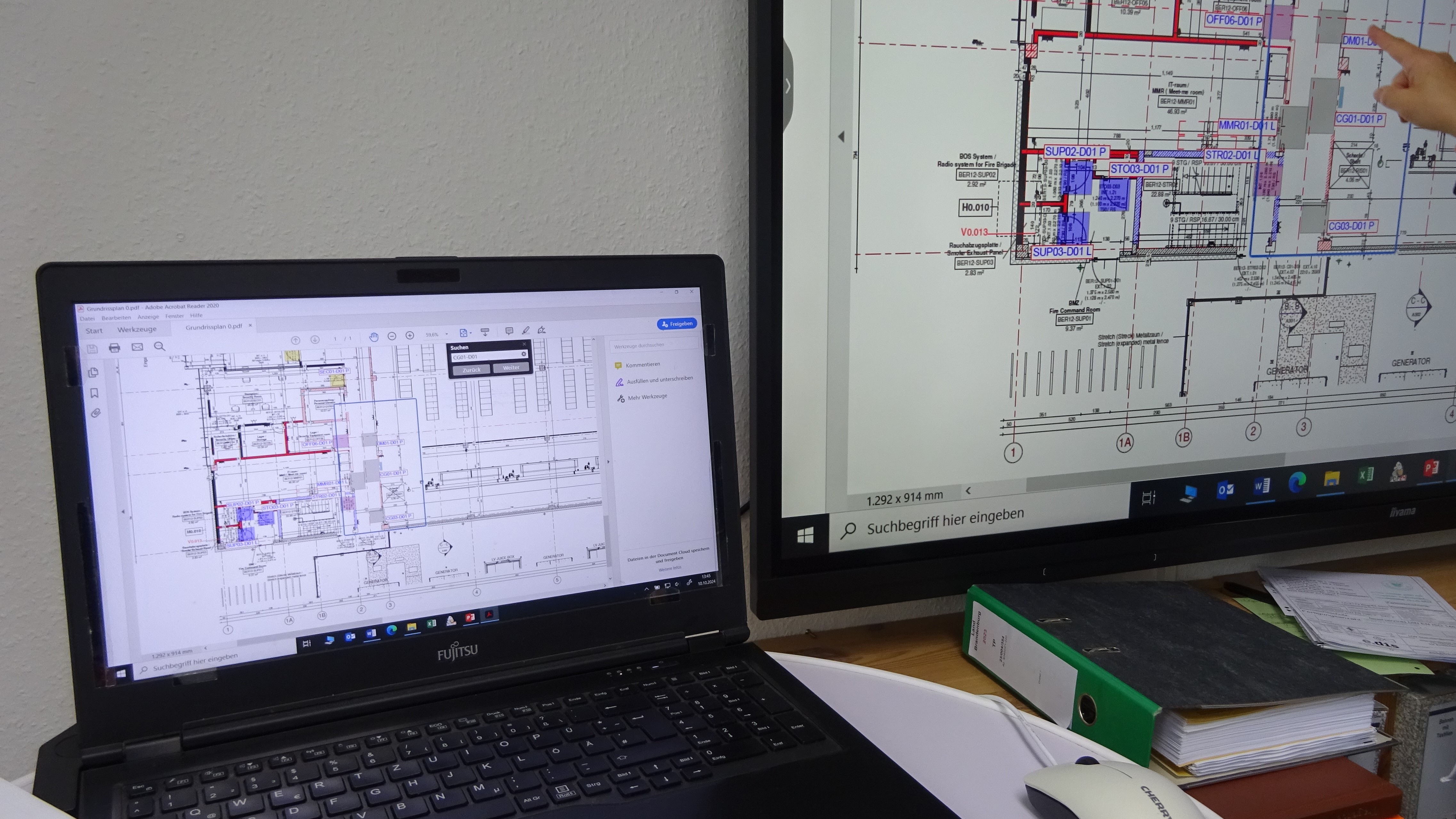 Bild: Grundrissplan auf Laptop und vergrößerte Darstellung des Grundrissplans auf Großbildschirm