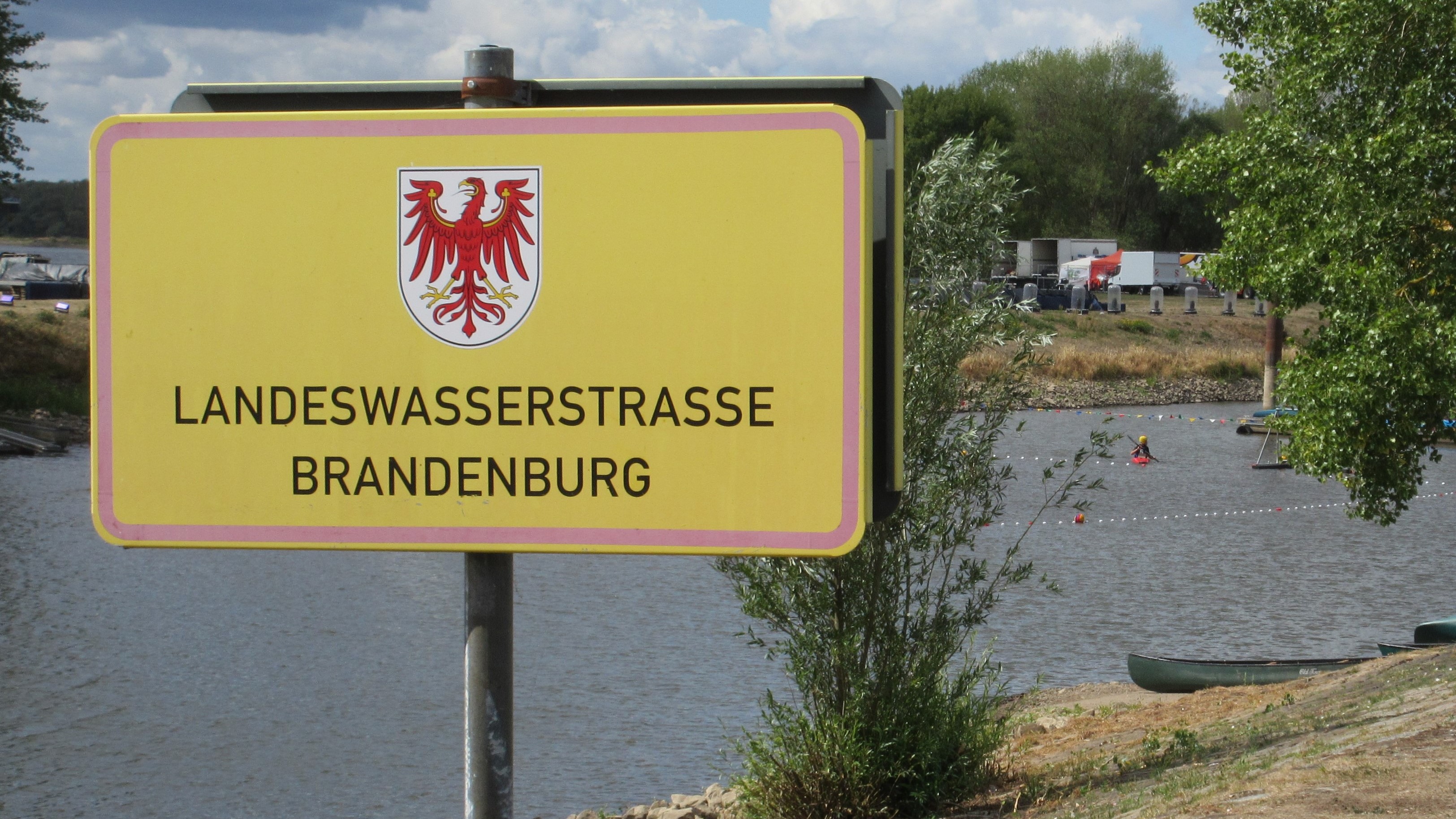 Verkehrsschild auf der Wasserstraße: hier Landeswasserstraße Brandenburg