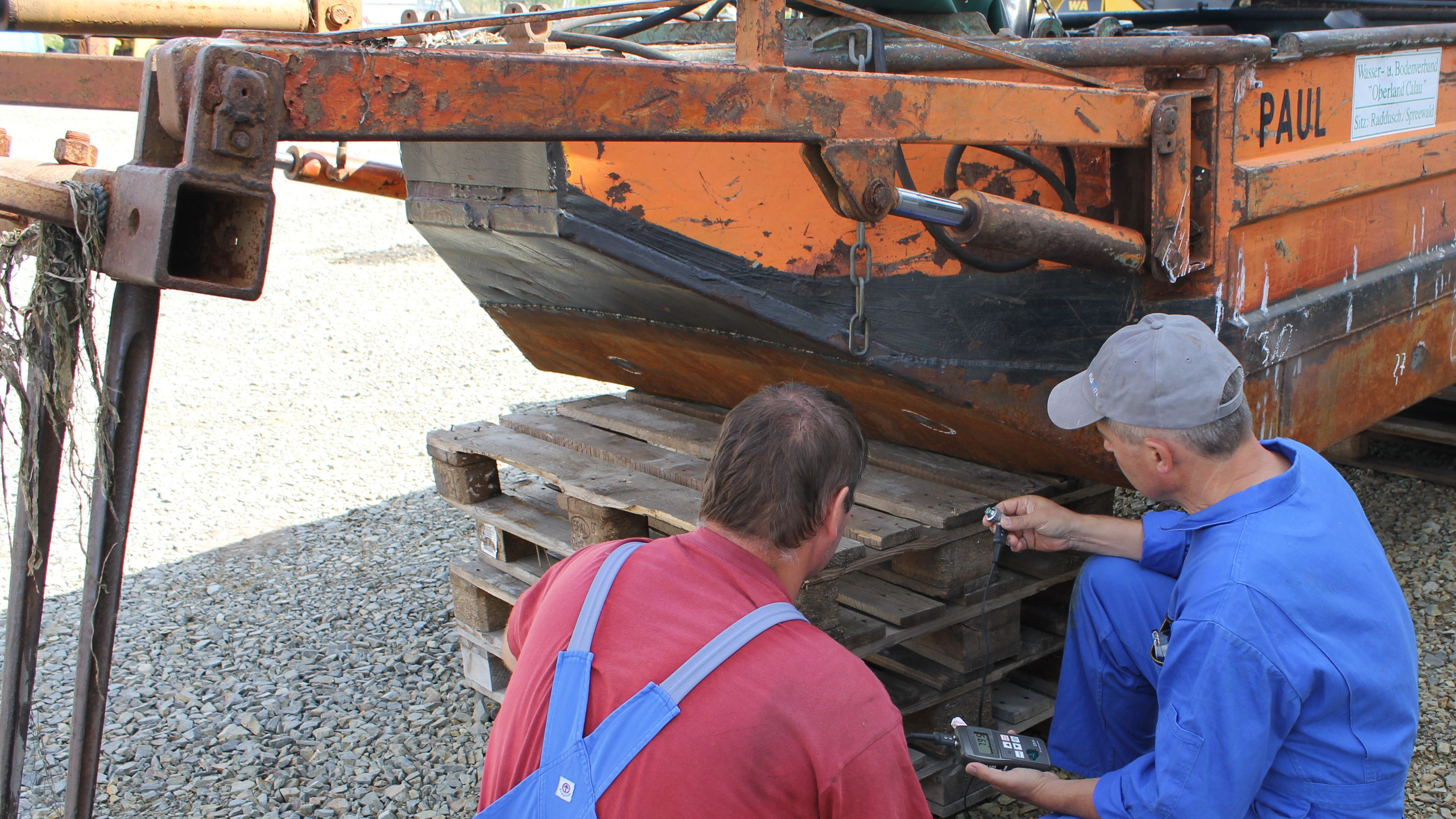 Kollegen bei der technischen Schiffsabnahme