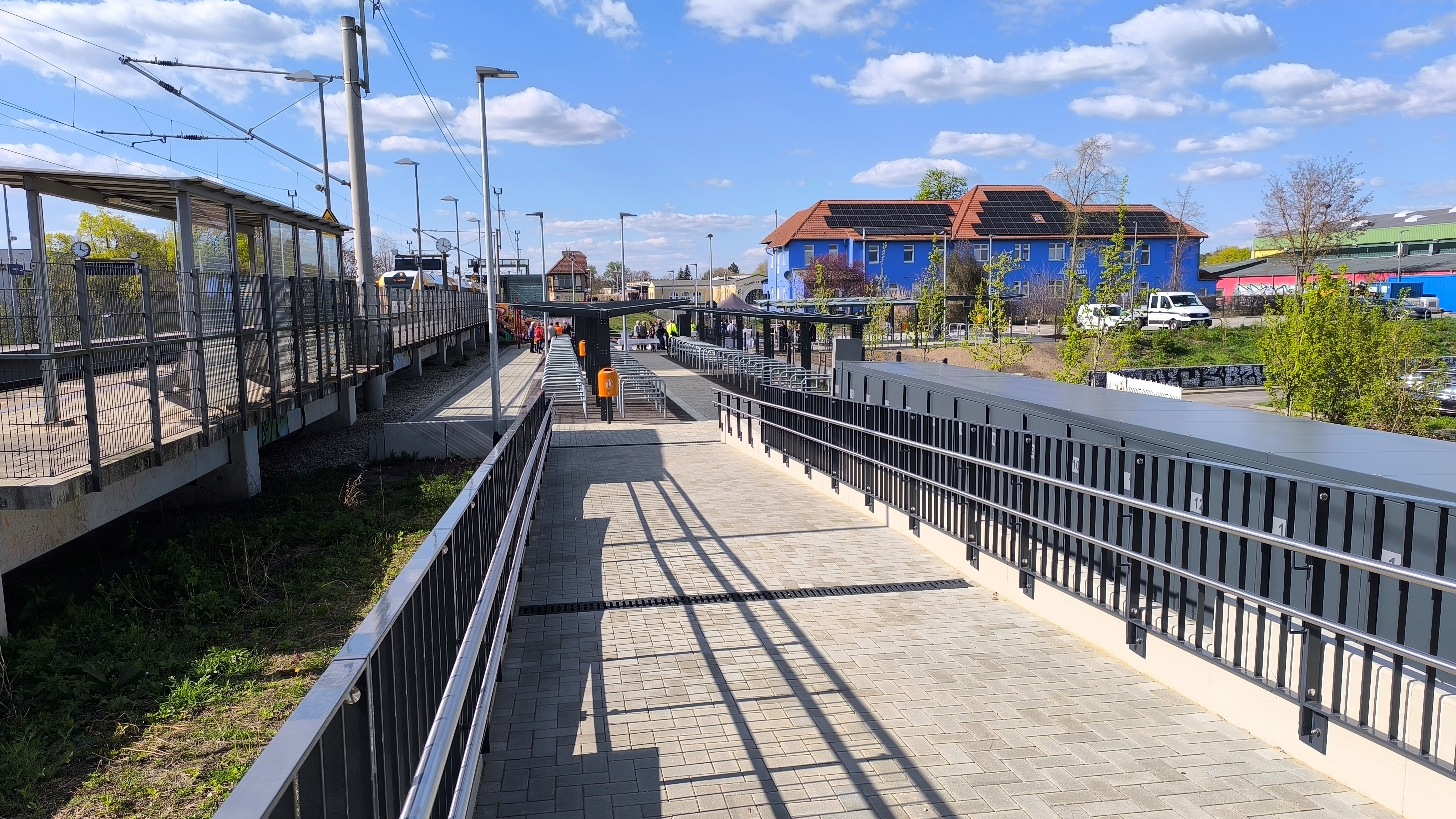 Bild: barrierefreier Zugang zur überdachten Fahrradabstellanlage, links: Regionalbahnsteig am Bahnhof Erkner