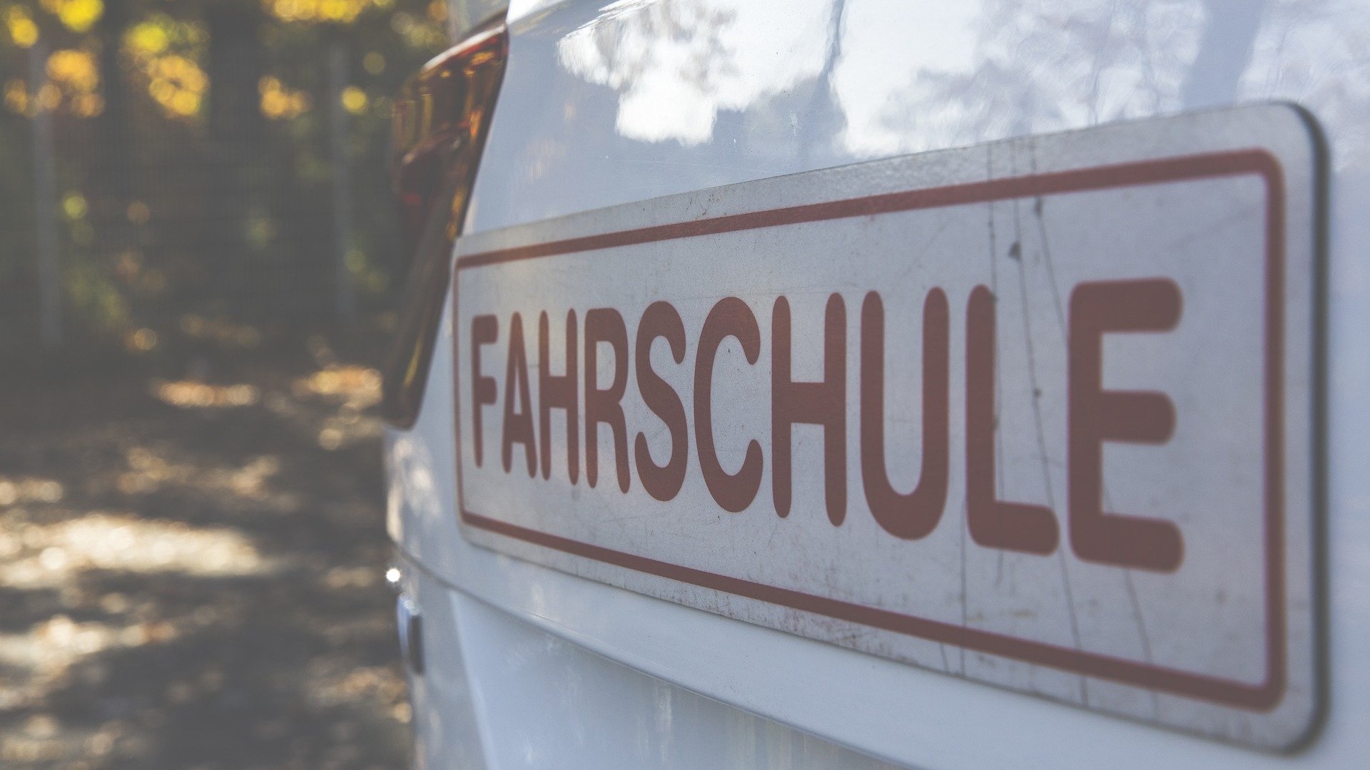 Kfz mit Schild Fahrschule