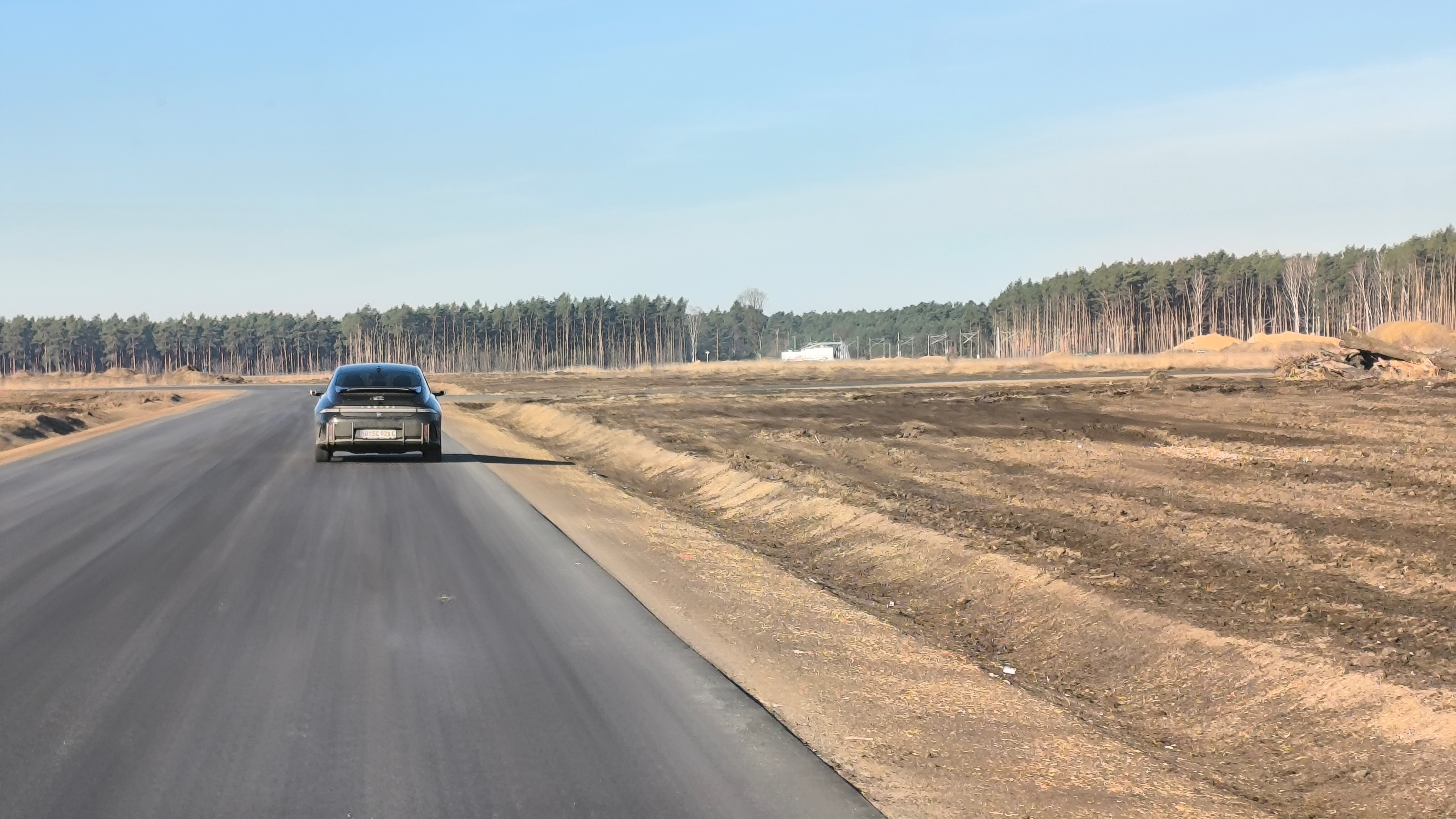 Straße und Kraftfahrzeug, Wald