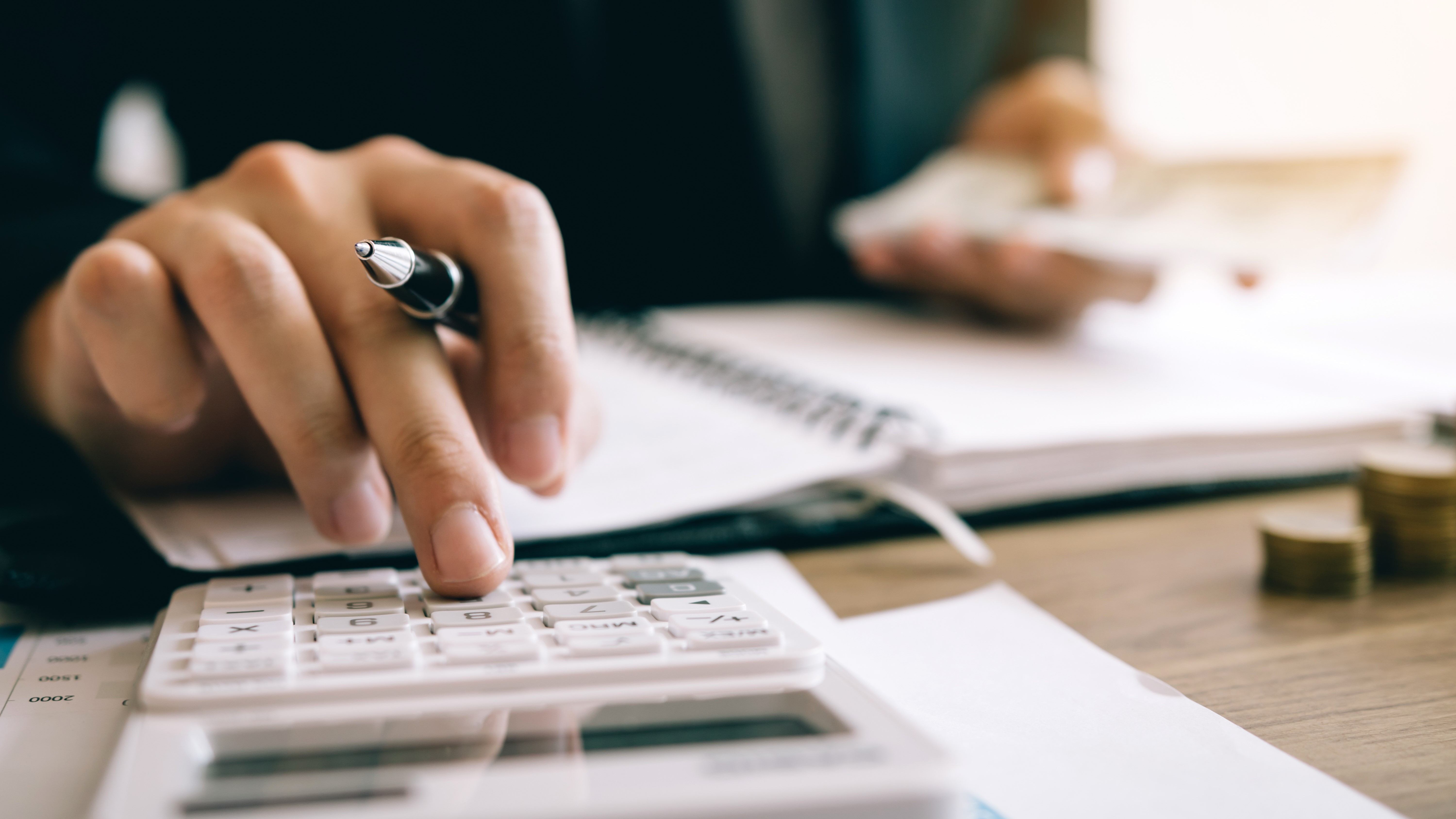 Sie sehen eine Person am Taschenrechner