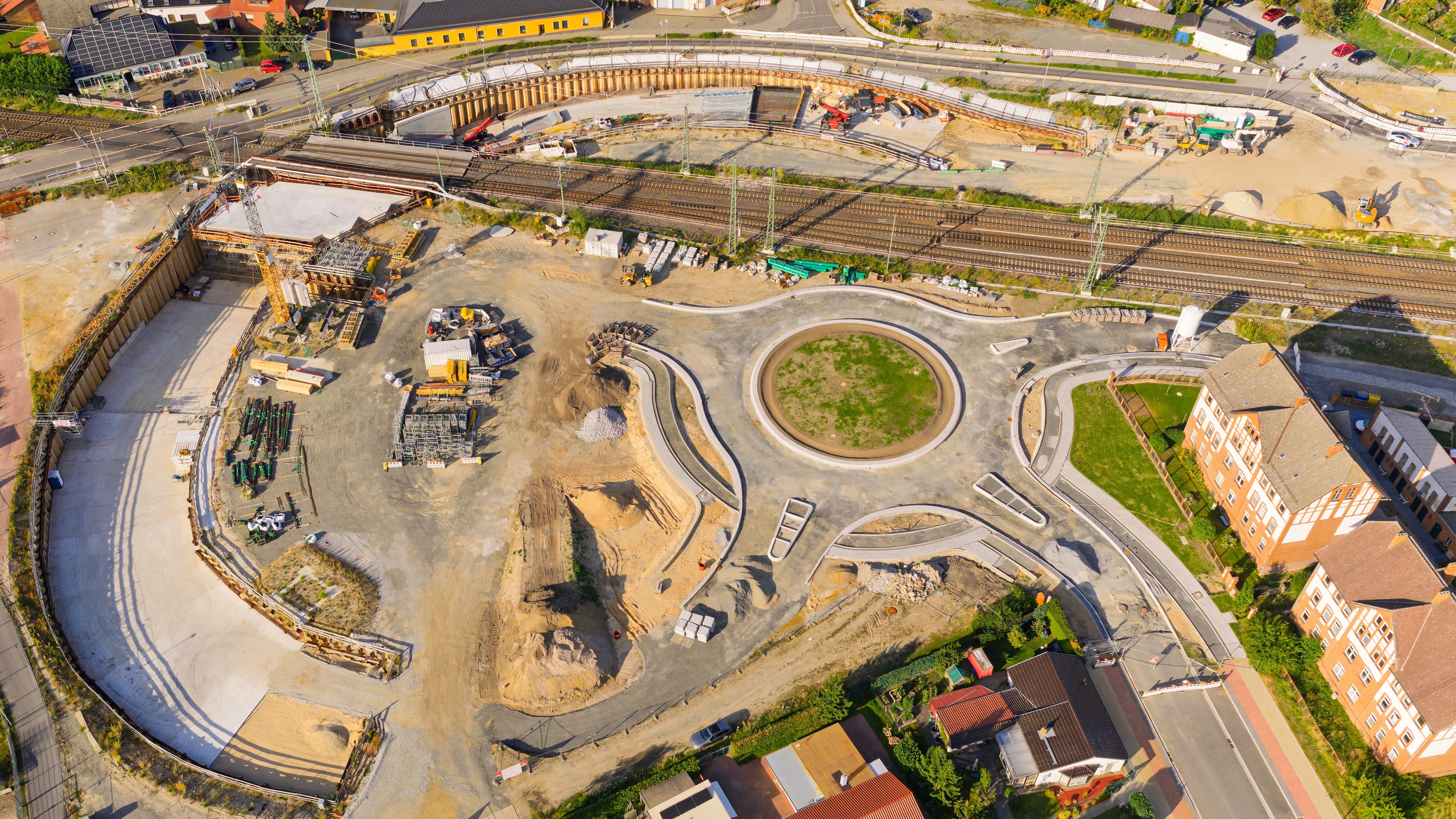 Bild: Blick auf Baustelle mit neu entstehendem Kreisverkehr und neuen Bahngleisen