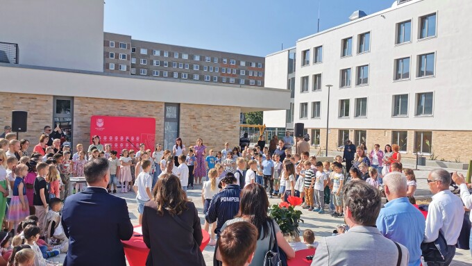 Schülerinnen, Schüler und Erwachsenen beim Festakt zum Schuljahresbeginn und der Übergabe des Bauprojekt am 05.09.2025