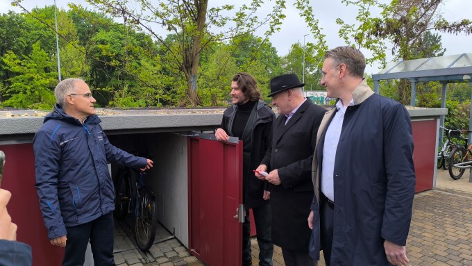 geöffnete Fahrradbox am Bahnhof Fredersdorf