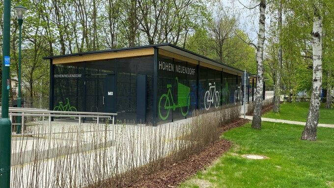 Blick vom Bahnhof auf die Fahrradabstellanlage Hohen Neuendorf