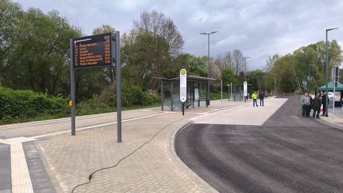 Fahrgastinformationssystem und Wartehuschen