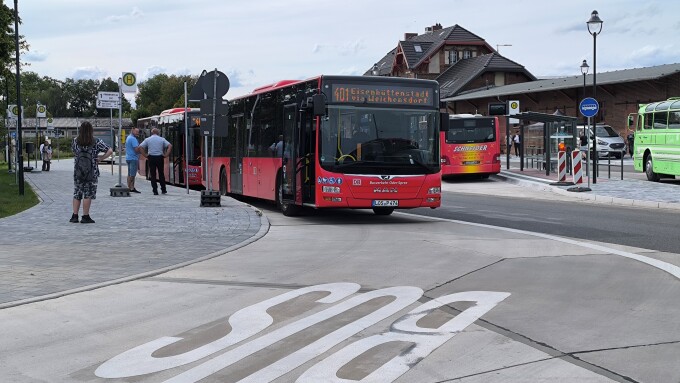Bus und Busspur, barrierefreier Bussteig am neuen Busterminal am Bahnhof Beeskow
