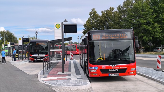 Roter Bus Busverkehr Oder-Spree an Haltestelle, mehrere Bussteige, barrierefrei