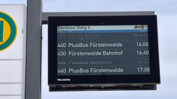 Fahrgastinformationssystem am neuen Busterminal am Bahnhof Beeskow