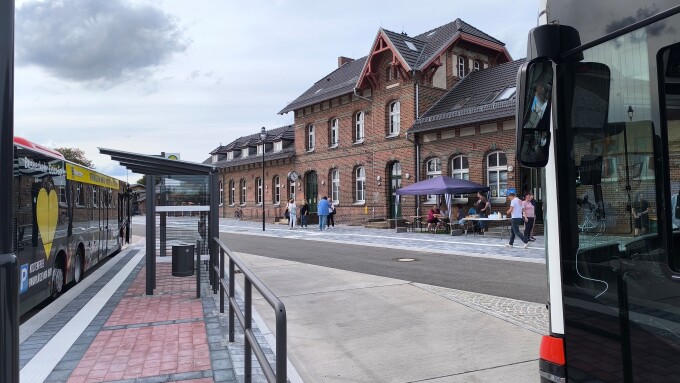 Bahnhofsvorplatz am neuen Busterminal am Bahnhof Beeskow