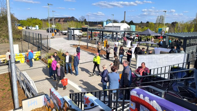 Bild mit Menschen und neuer überdachter Fahrradabstellanlage am Bahnhof Erkner, barrierefreie Wege, Treppe mit Graffiti