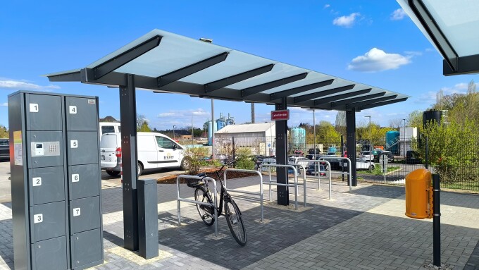 überdachte und breitere Abstellmöglichkeit mit Anlehnbügeln für Lastenfahrräder, Schließfächer für Gepäck o.ä. am Bahnhof Erkner