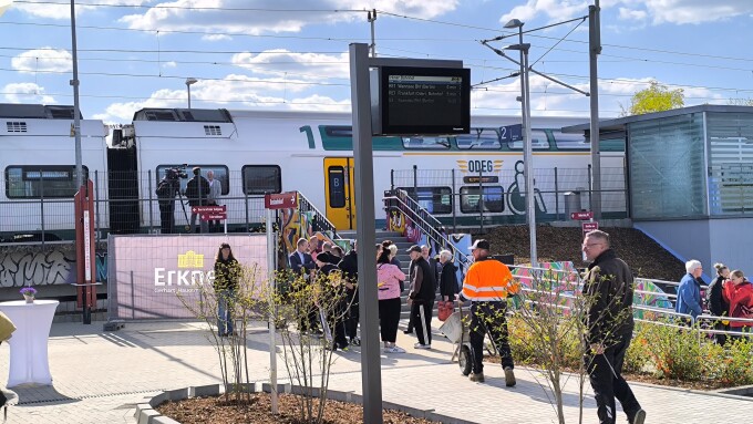 Regionalbahnsteig am Bahnhof Erkner mit ODEG-Zug am Eröffnungstag der B+R-Anlage am 21.04.2026, Fahrgastinformationssystem, Treppe
