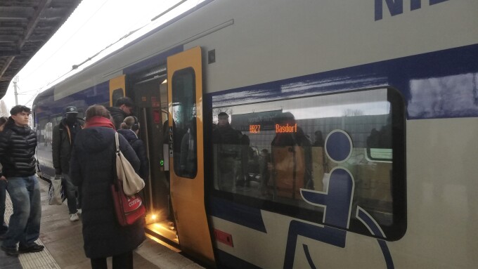 Schienenverkehr am Bahnhof: Reisende
