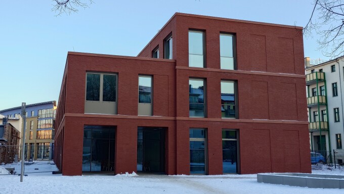 verklinkerte Fassade: hier Vorderansicht des Ergänzungsbaus der Oberschule Heinrich-von-Kleist in Frankfurt (Oder)