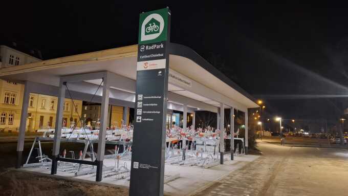 Doppelstockparker im RadPark am Hauptbahnhof Cottbus mit Logo bei Nacht