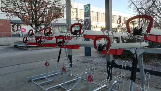 Doppelstockparker im RadPark am Hauptbahnhof Cottbus